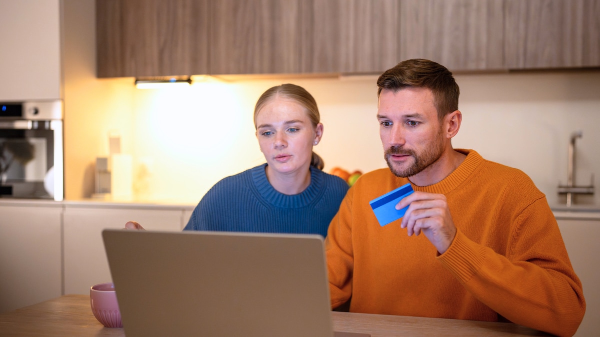 Paar verdient 24.000 Euro im Monat und hat trotzdem kaum Geld übrig. (Symbolbild)