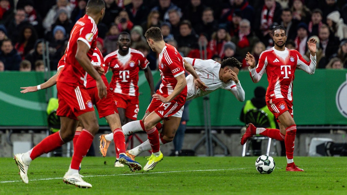 Elfmeter oder nicht? Bayerns Josip Stanisic im Duell mit Leipzigs Antonio Nusa