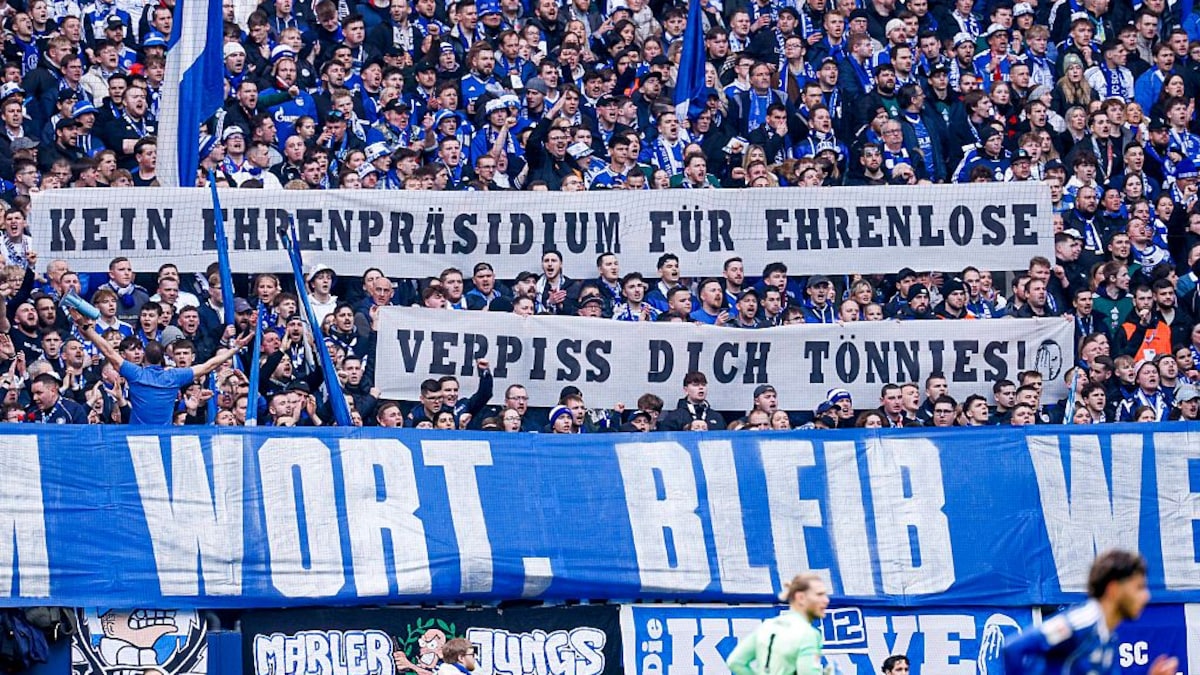 Schalke-Fans protestieren auf Plakaten gegen Clemens Tönnies