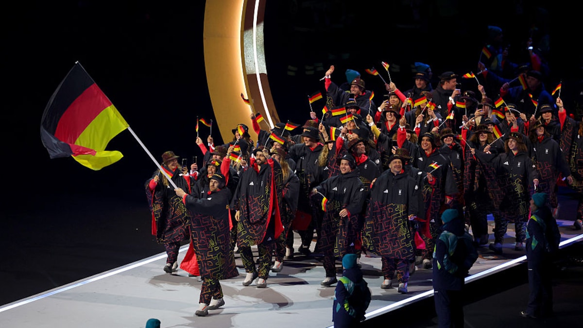 Leon Draisaitl trägt die deutsche Fahne bei der Olympia-Eröffnungsfeier