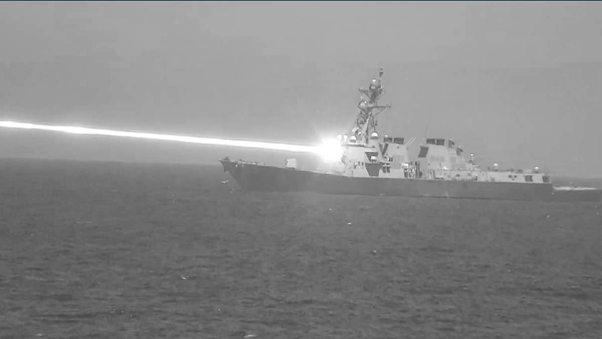 Der Zerstörer der US-Navy setzt einen Hochenergielaser gegen Drohnen ein.