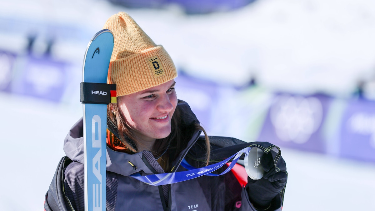 Emma Aicher mit ihrem Olympia-Silber.