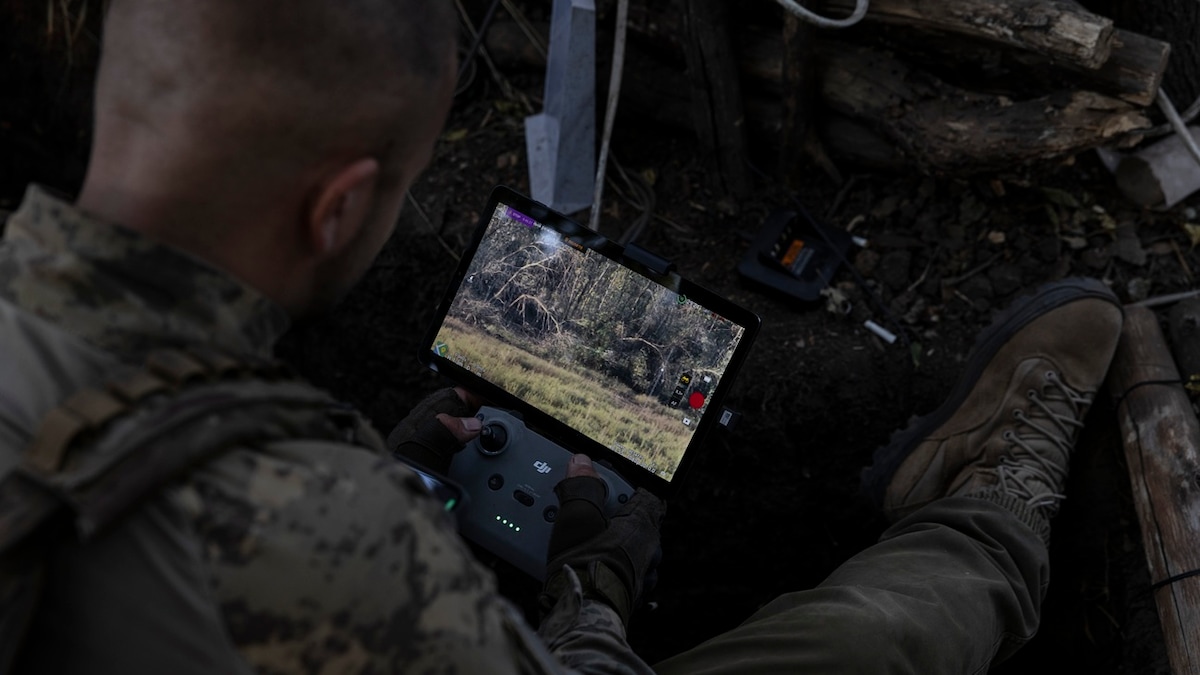 Mithilfe von Starlink können Soldaten durch verbundene Mobiltelefone untereinander kommunizieren