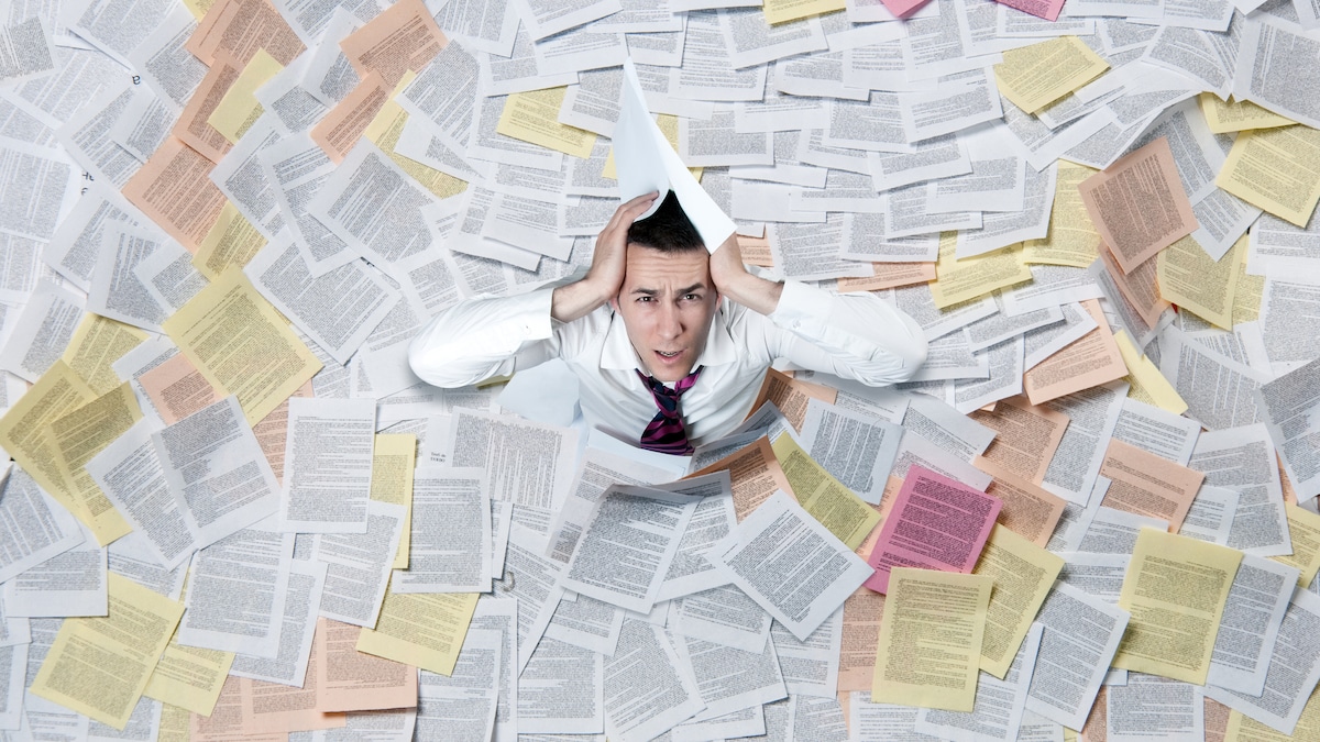 Rechnungen Mann Verzweiflung